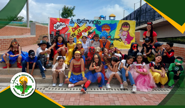 Superhéroes en acción al servicio.