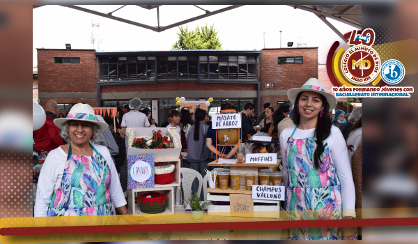 Padres de familia y estudiantes emprendedores.