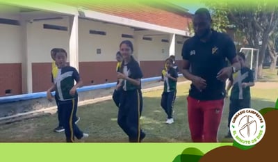 Los estudiantes se preparan para brillar en escena.